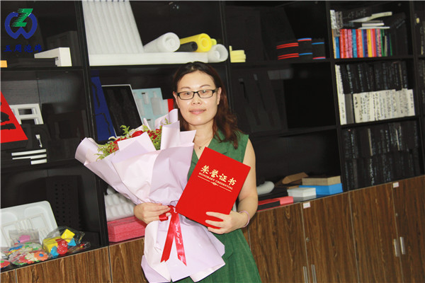 風雨十年 與你同行|五周泡綿為十周年員工頒發(fā)“忠誠功勛”表彰證書